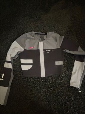 Off-White Women's Grey and Black T-shirt